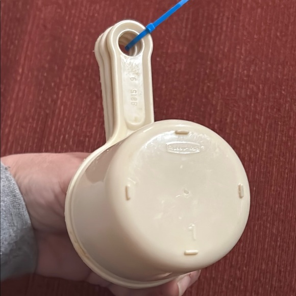 Set of 4 Cream Colored Rubbermaid Nesting Measuring Cups - Picture 4 of 5